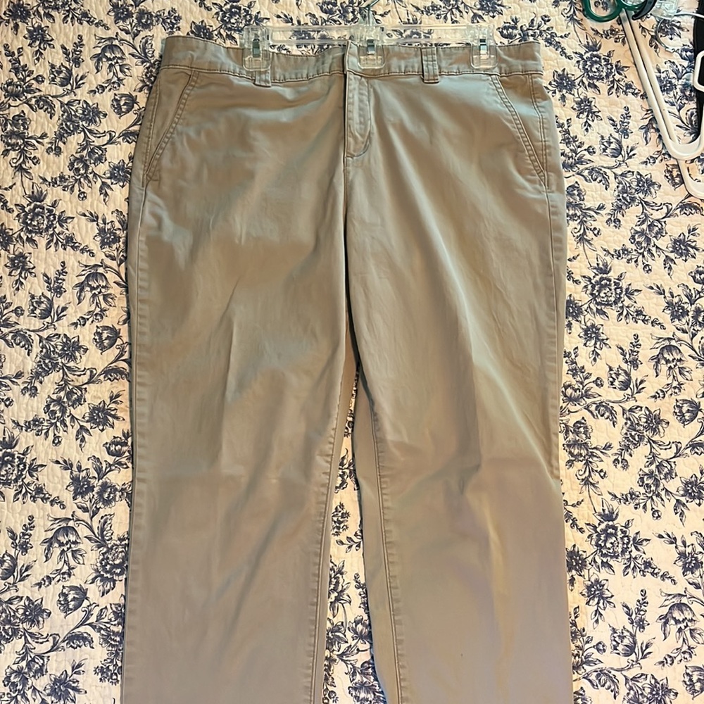 a.n.a. Cropped Chinos. Gray. Size 14